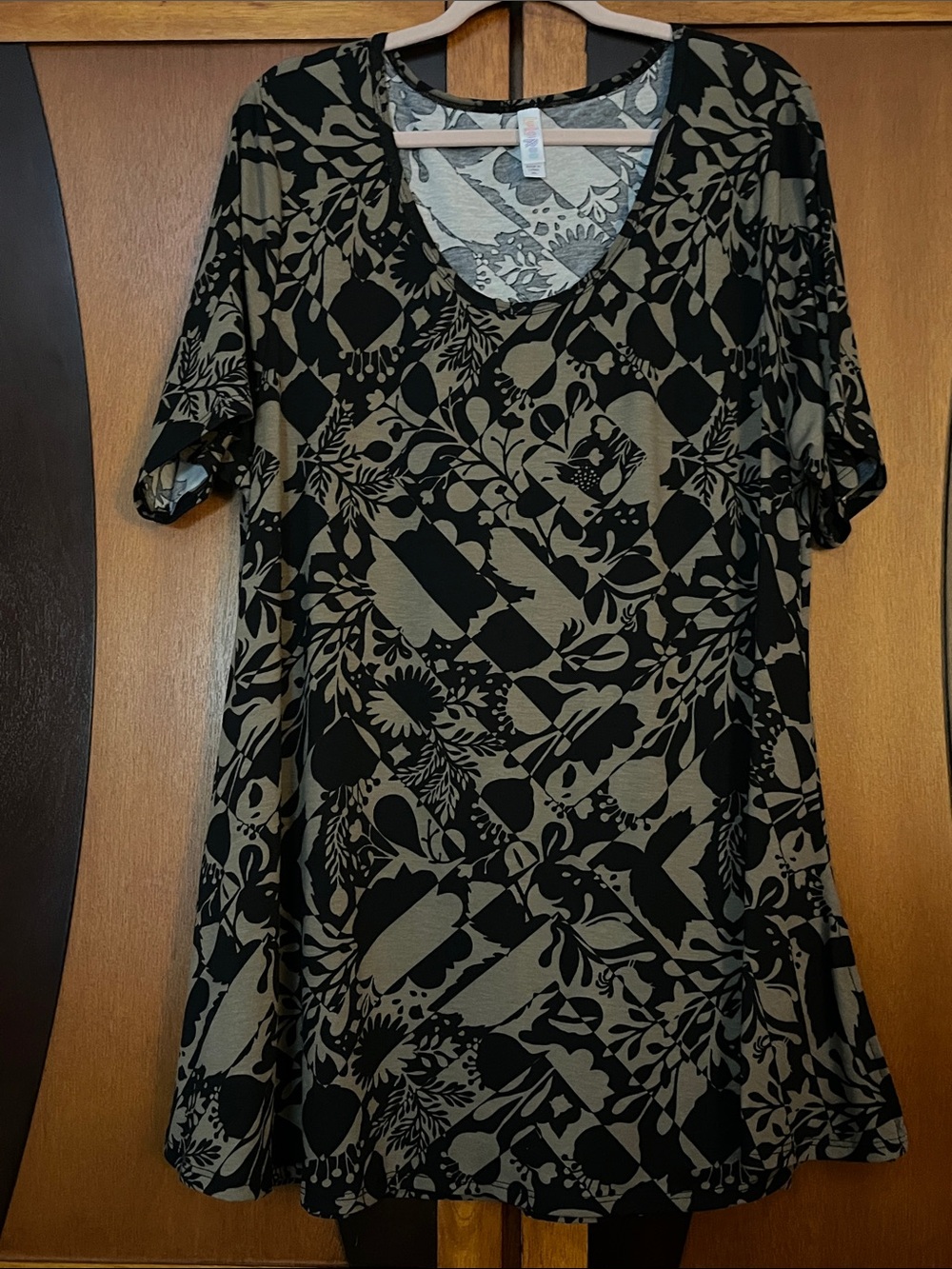 LuLaRoe Short Sleeve Scoop Neck Swing Top in Black and Taupe